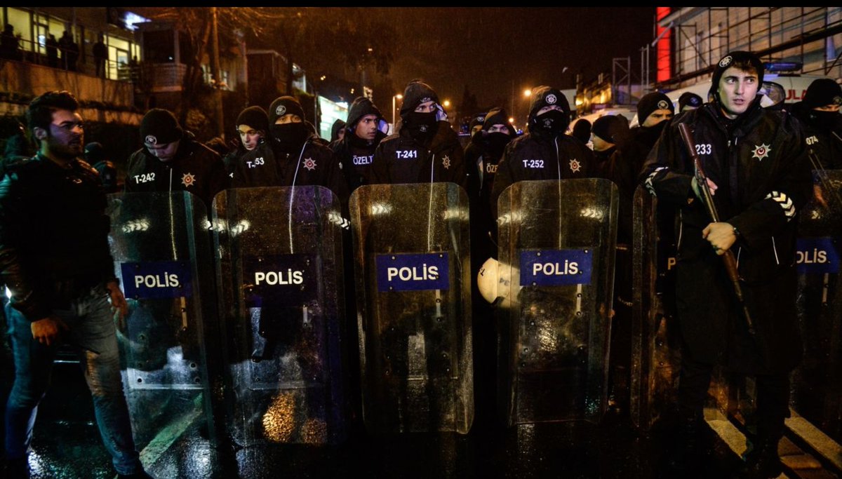 bombacimlym3's tweet photo. DEĞERLİ MESLEKTAŞLARIM, KIYMETLİ KARDEŞLERİM...

Malumunuz olduğu üzere; Memurların neredeyse %80’i aylık 160 saat çalışarak, ayda 240 saatten fazla çalışan polisin maaşı kadar maaş alıyor...

Hatta bazı memurlar, ayda 160 saat çalışarak ayda 240 saat çalışan polisin maaşının üzerinde bir maaş alıyor. Bu adalet değil. Bu hak değil...

Polisin şu anki maaşının üzerine en az 45 bin TL daha eklenmesi gerekiyor...

Yine malumunuz olacağı üzere seçim sürecine gireceğiz...

Lütfen bir defaya mahsus dahi olsa tüm siyasi ve ideolojik düşüncelerimizi, tercihlerimizi bir kenara bırakıp birlikte hareket ettiğimizi gösterelim... Amasız, fakatsız siyasi tercihimizi hep birlikte tek bir noktada birleştireceğimizi gösterelim...Bu bizim için önemli bir süreç...

Başta çağa uyğun meslek kanunu,çalışma saatleri, maaş ve diğer tüm özlük haklarımız için gelin birlikte hareket edelim...

Bu bizim tek kurtuluşumuzdur....Gücümüzün farkında olmak bizim tek kurtuluşumuzdur...

Lütfen bunun idrakına varın artık... Açın gözünüzü... UYANIN...

Yanlış da olsa, doğru da olsa gelin bir defaya mahsus dahi olsa tek bir noktada birleşelim...

Doğru da olsa yanlışta olsa birlikte yapalım... KOLLUK-DER 
@KollukDer