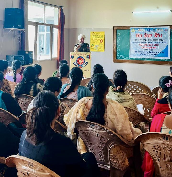 SangrurPolice's tweet photo. 🚦Traffic Education Cell of #SangrurPolice organized a seminar at Akal Degree College for Women, Vill. Fatehgarh Chhana to educate the students & staff about traffic rules, #RoadSafety, #DrugAbuse and #Helplines 112 & 1930
#TrafficAwareness #FollowTrafficRules https://t.co/cXsfJpQ1qY