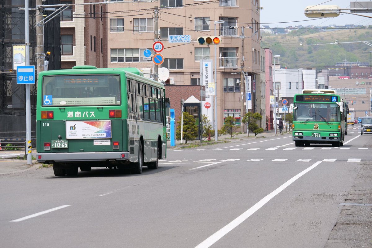 N_PS785B's tweet photo. 完全に西工色に染まった室蘭の道南バス。
RA273/274が大量投入されたので室蘭市内どこもかしこもほぼ西工しかいません。古い車でもKL-UAという徹底的な車の若返りが図られています。
一方苫小牧ではまだU-代やKC-代の車が現役バリバリ。室蘭では西工に置き換えられた年代の車がまだまだ活躍中。 https://t.co/M1OH093nnF