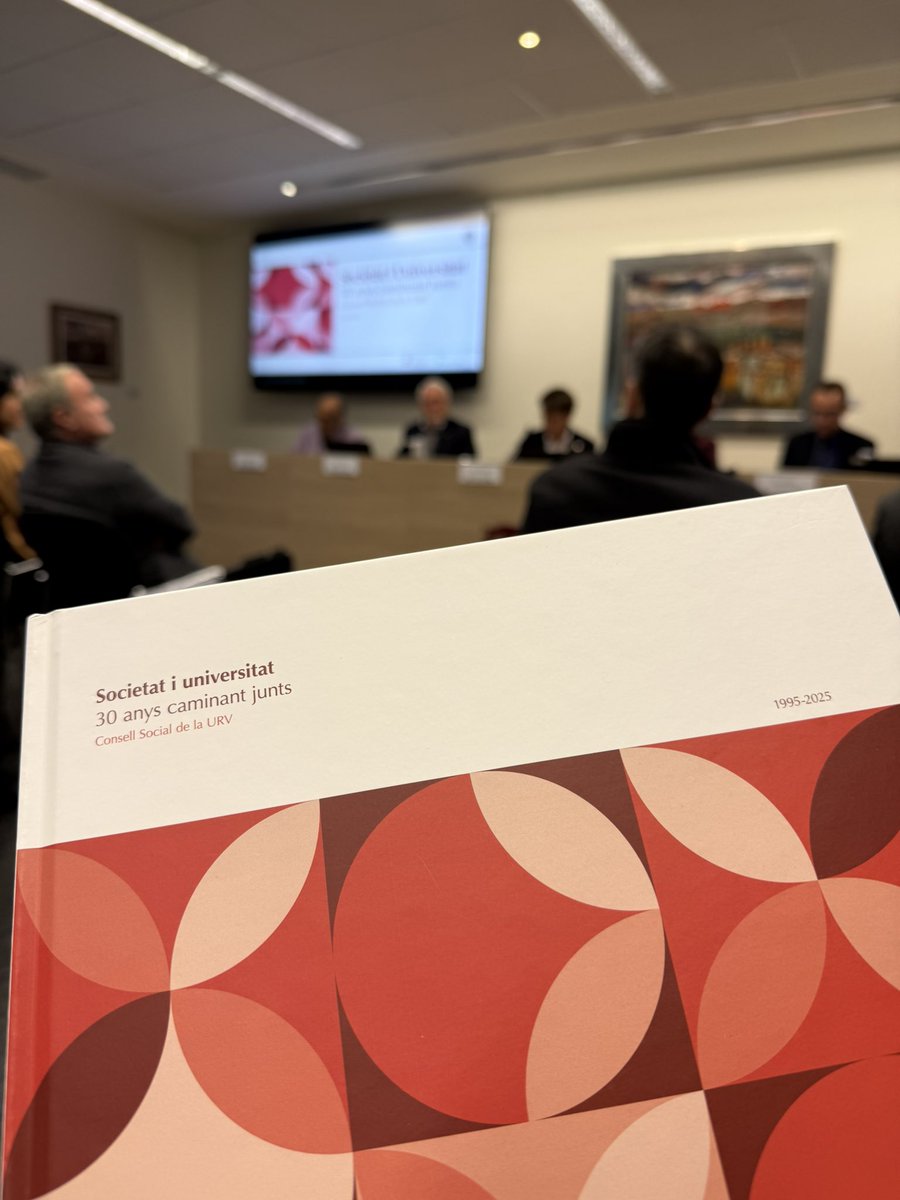 A la presentació del llibre “Societat i universitat, 30 anys caminant junts” que mostra la gran feina del Consell social de la <a href="/universitatURV/">Universitat Rovira i Virgili</a> #campusterresdelebre #Tortosa