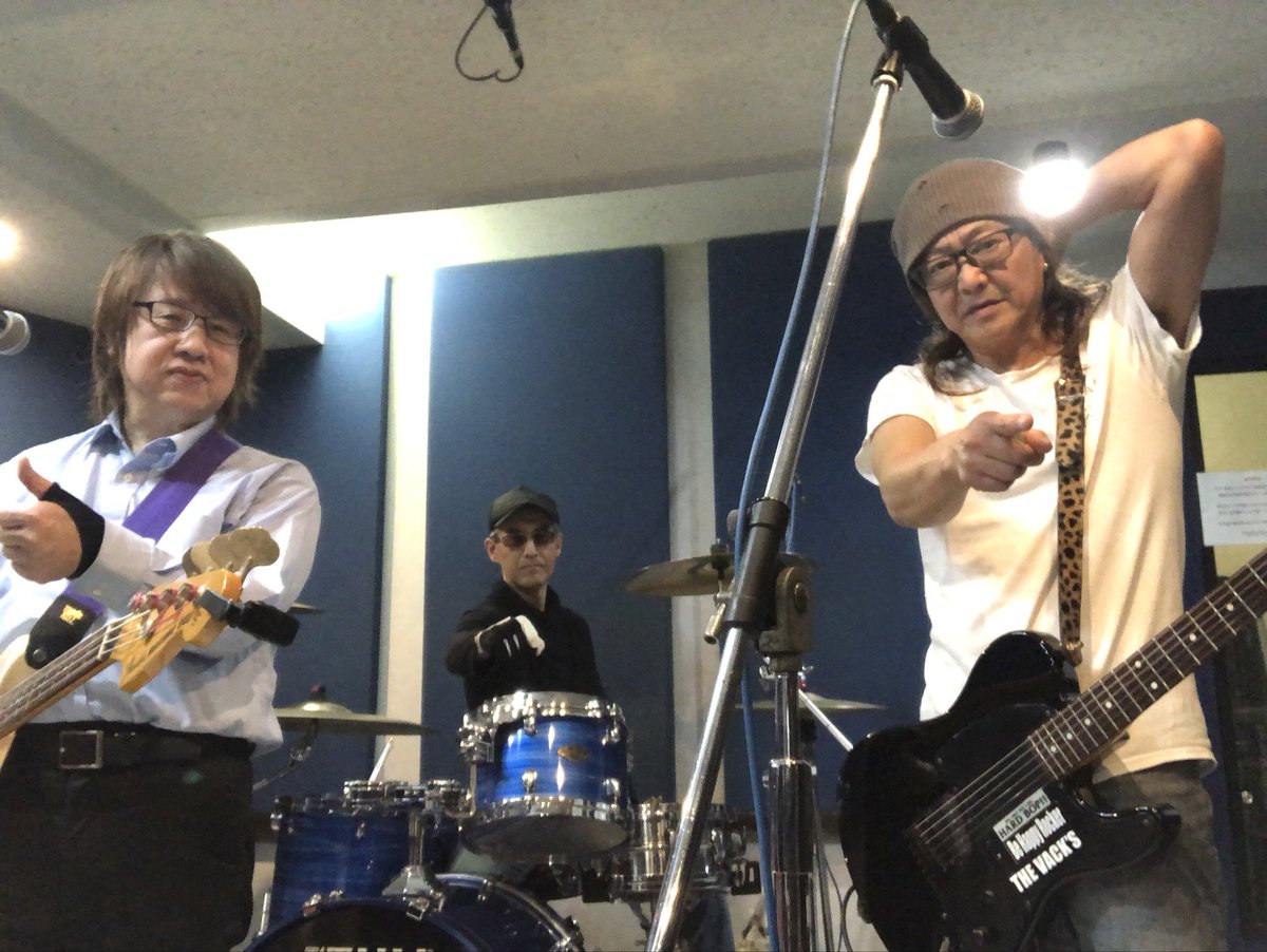 何ヶ月ぶり？
スタジオ入りました😅
ダンナ先輩がベースも持ってきたけど😆
何十年ぶりに弾いたらしいです😅
結局、ギター２本で😆

俺、咳出て胸苦しいわ、声はでらんわ💦
ダンナ先輩は左手首痛みだすわ💦
ロージィは左手痺れてるわ💦

むちゃくちゃでした😅

つうことで！！

リーダー頑張れ💪