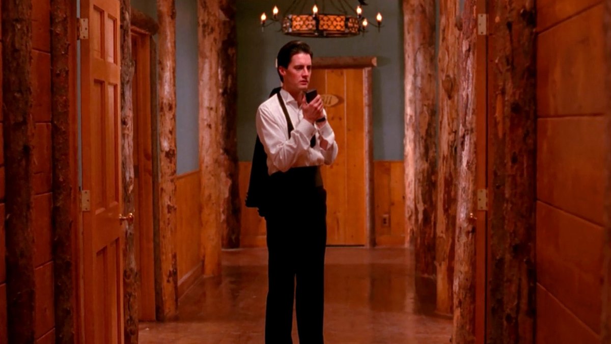 Volver a ver Twin Peaks es como retornar a un lugar que siempre se ha sentido hogareño, inocente y tierno.

Pero de alguna forma esos sentimientos guardan algo trágico, fatal y profundamente siniestro.

Qué pocas obras -por no decir ninguna- me generan sensaciones tan opuestas.