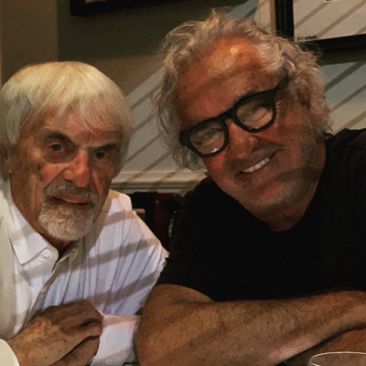 Serie:F1 - El Ocaso del Rugido: ¿Hacia dónde va la F1?
​La Fórmula 1 se encuentra en una encrucijada peligrosa. Las recientes advertencias de Bernie Ecclestone y Flavio Briatore no son meras quejas nostálgicas; son el presagio de una crisis de identidad.
youtube.com/shorts/wzPXE8D…