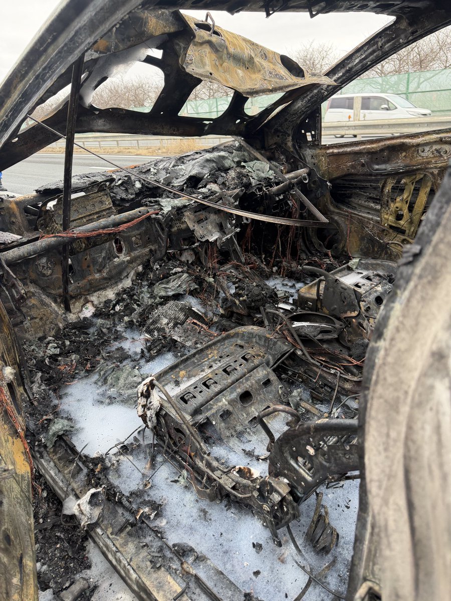 s_ueno_12's tweet photo. 燃えてしまった車両は調査をするために
テクニカルセンターへ運ばれて行きました
出火元がサイドミラーだったので
謎が深まるばかりです、、、

他の人や車を巻き込んだ火災にならなくて
本当に良かったなと思います。 https://t.co/880phhhTfX