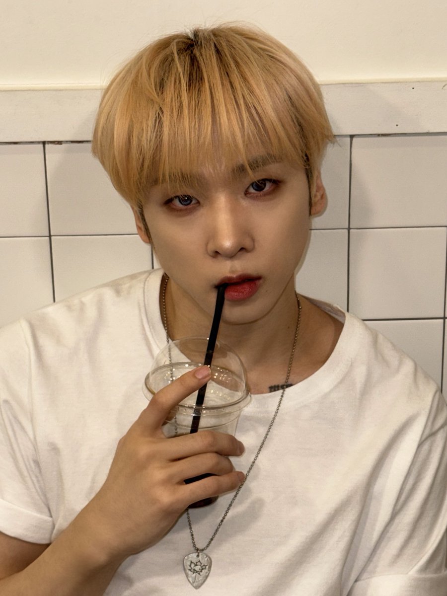 [👑]
🚶‍♂️🚶‍♀️

#MCND #엠씨엔디 
#Castle_J #캐슬제이