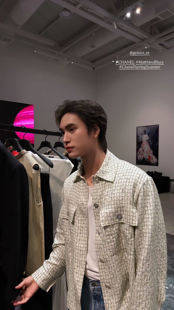2026 แล้ว หล่อมาก Total look จาก Chanel วันนี้คือสมการรอคอย Face card สันจมูกนั้นก็สุดจะปัง GemFam LOVE Gemini กับ CHANEL S/S 2026 สุดๆ

GEMINI CHANEL SS26 EXCLUSIVE
#GEMINIxChanelSpringSummer26
#CHANELXGEMINI​
#ChanelSpringSummer
#CHANEL #Gemini_NT