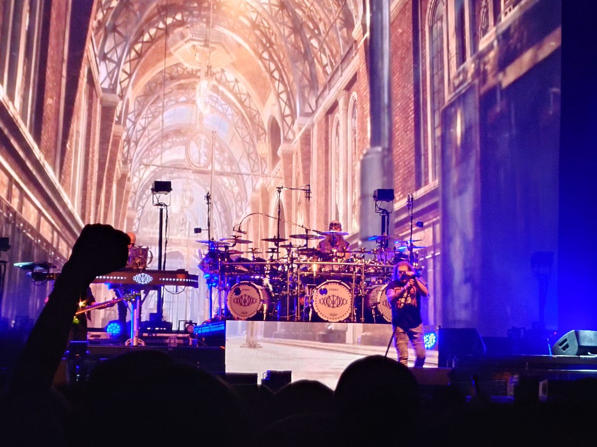 naoshi6969's tweet photo. 3年ぶりのDreamTheaterのLIVE🤘
やっぱりポートノイのドラムは凄すぎました🤩サイコーだった✨
#DreamTheater 
#日本武道館 https://t.co/LTRcuH4HpK
