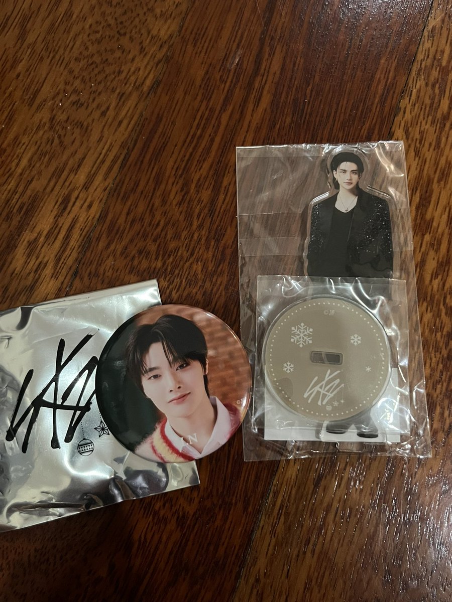 Chan_niee97's tweet photo. 🇲🇾 wts stray kids badge standee hyunjin I.N Xmas japan
badge RM5 exc postage
standee RM15 exc postage
#pasarskz #pasarstraykids #pasarSKZMY https://t.co/yZq9mo0SAH