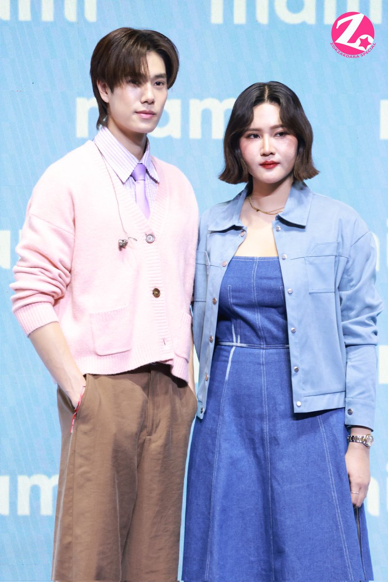 Zokzakdara2's tweet image. "ภูวินทร์" ในงาน mami GRAND OPENING - the feel-good moment 

PHUWIN WITH MAMI GOP
#MamixPhuwin
#phuwintang 
#MamiBrand #MamiCosmetics #MamiFeelGoodMoment