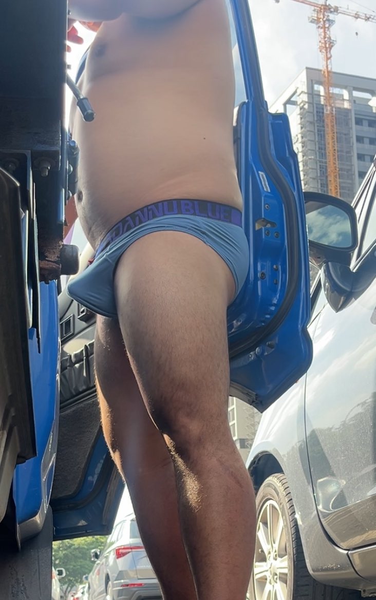 上班了，工地宿舍里的农民工什么样的都有，老的胖的瘦的丑的脏的已婚未婚都有，既然来工地宿舍伺候农民工就要接受脏乱差，接受不了重口味的就不要私信了，农民工把鸡巴塞你嘴里你嫌有包皮垢不吃，又嫌弃农民工老丑那还玩啥，图新鲜图刺激的算了不适合你
#工地宿舍
#农民工