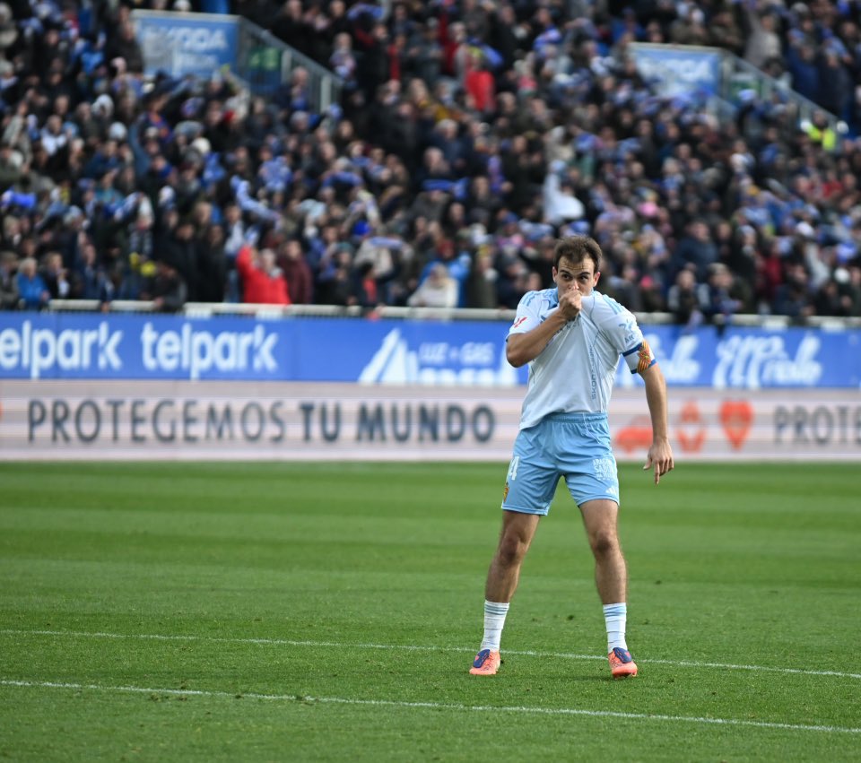 Solo, sin nadie del club a su alrededor, y sintiéndolo como uno de nosotros, Francho nos ha pedido socorro para ayudar al salvar al Real Zaragoza.

Los 11 que juegan son ellos, pero solo juntos lograremos evitar el descalabro absoluto.

Sábado, 16:15. No es la última bala de