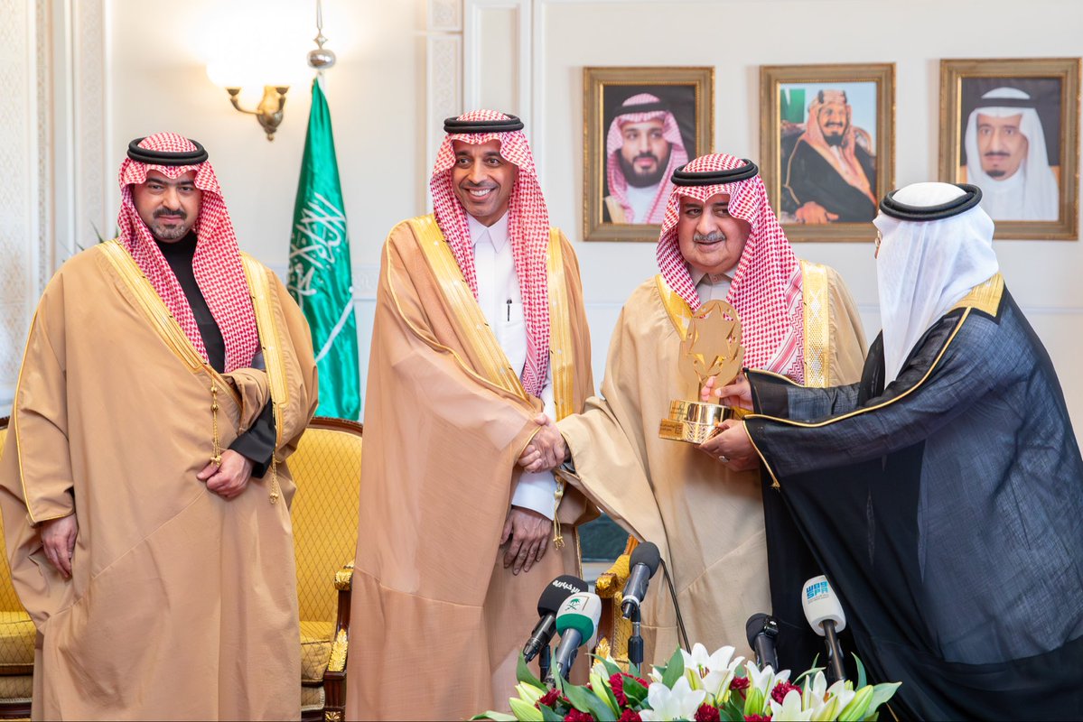 كرم سموه  الجمعيات الفائزة بجائزة تبوك للعطاء في دورتها الرابعة  ..
سمو #أمير_منطقة_تبوك الأمير #فهد_بن_سلطان_بن_عبدالعزيز 
وبحضور سمو نائبه يرعى حفل يوم البر السنوي ويدشن صندوق تراحم الوقفي