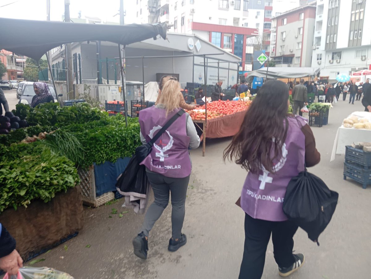 8 Mart bildirilerimizi bugün de Seyhan Eski Topel Durağı bölgesi semt pazarında kadınlara ulaştırdık.

Ekonomik şiddetinize, erkek adaletinize, gerici politikalarınıza karşı eşit, özgür ve insanca bir yaşamı söke söke kazanacağız!