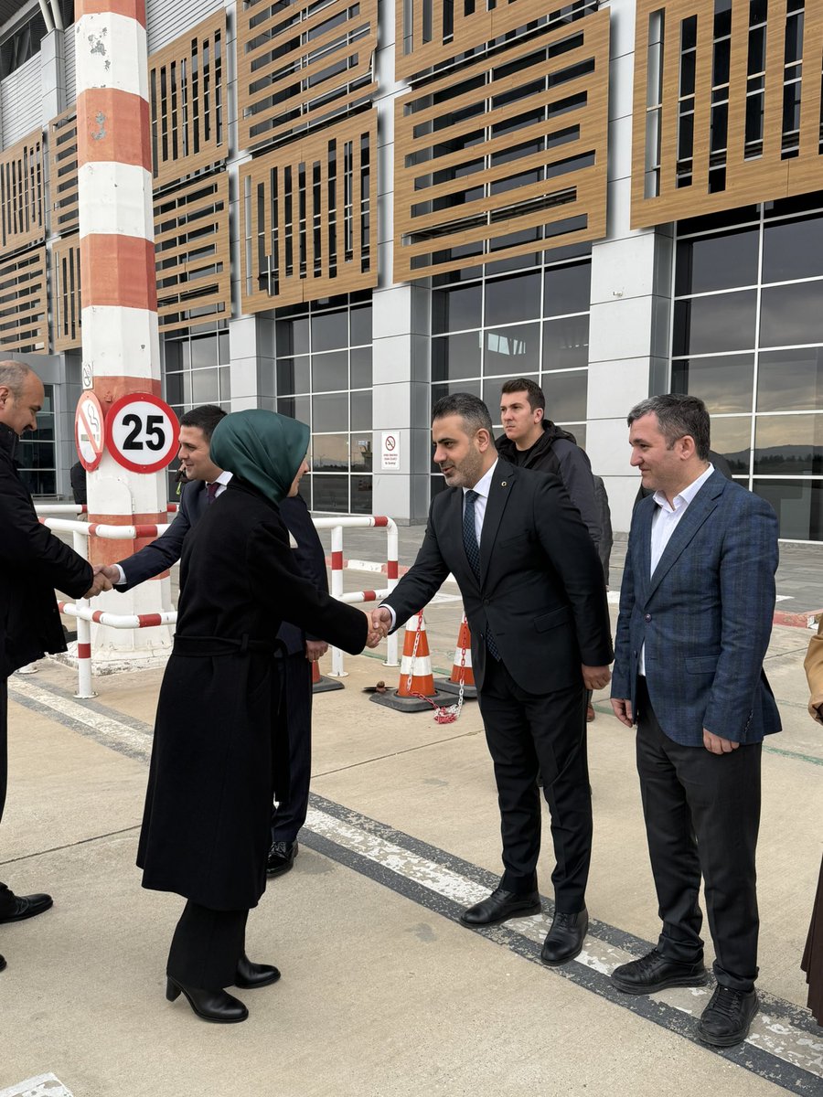 marifcetintr's tweet photo. Aile ve Sosyal Hizmetler Bakanımız Mahinur Özdemir Göktaş Hanımı ilimiz protokolü ile birlikte havalimanında karşıladık.
Ziyaretleri vesilesiyle, ilimizde yürüteceği, devam eden sosyal projelere verdikleri kıymetli desteklerden dolayı kendilerine teşekkür ediyoruz. #Amatem 🇹🇷 @MahinurOzdemir