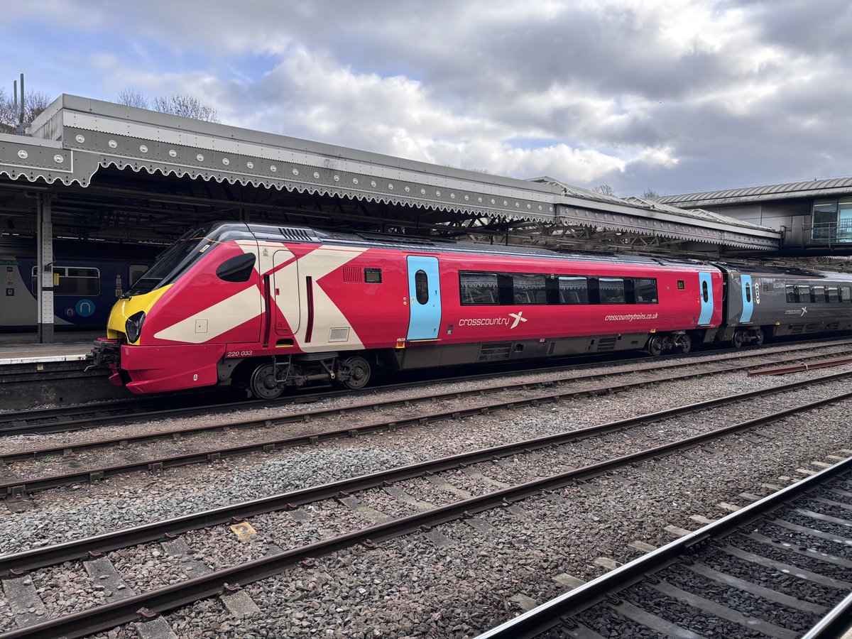 bainhowe's tweet image. XC new livery 220033 just passing through Sheffield (1332) on its way to Newcastle @CrossCountryUK