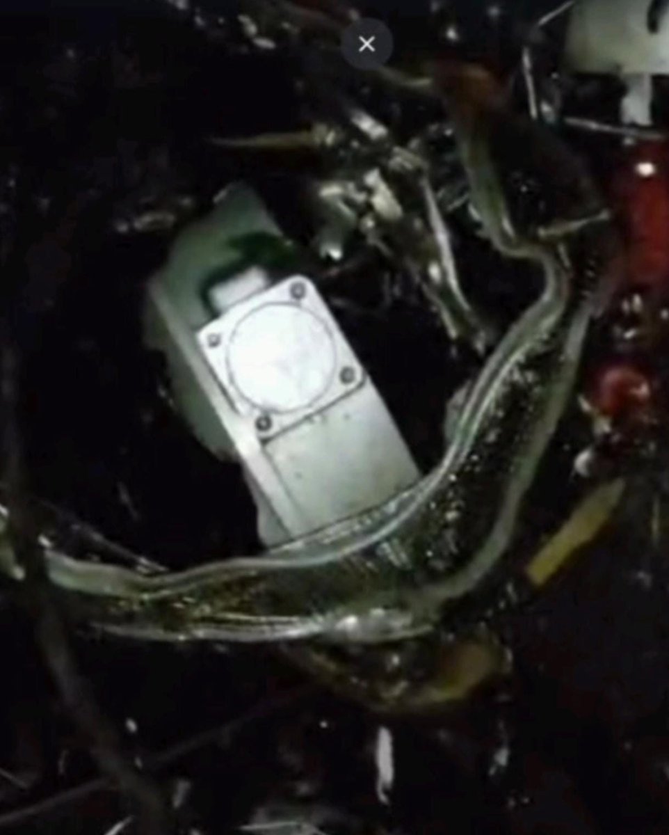 Deshbhakt24X's tweet image. An air ambulance with 7 people crashed in Jharkhand’s Kasiyatu forest due to bad weather. Tragically, a patient passed away, but the 6 others, including pilots and medical staff, survived.

#AirAmbulanceCrash #JharkhandNews #Simaria #AviationIncident #RescueOperation #IndiaNews