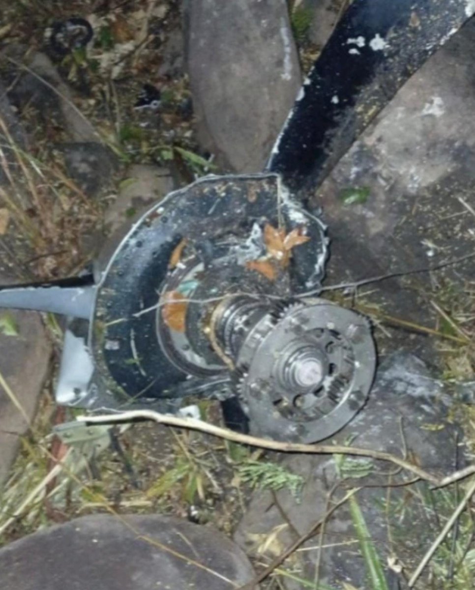 Deshbhakt24X's tweet image. An air ambulance with 7 people crashed in Jharkhand’s Kasiyatu forest due to bad weather. Tragically, a patient passed away, but the 6 others, including pilots and medical staff, survived.

#AirAmbulanceCrash #JharkhandNews #Simaria #AviationIncident #RescueOperation #IndiaNews