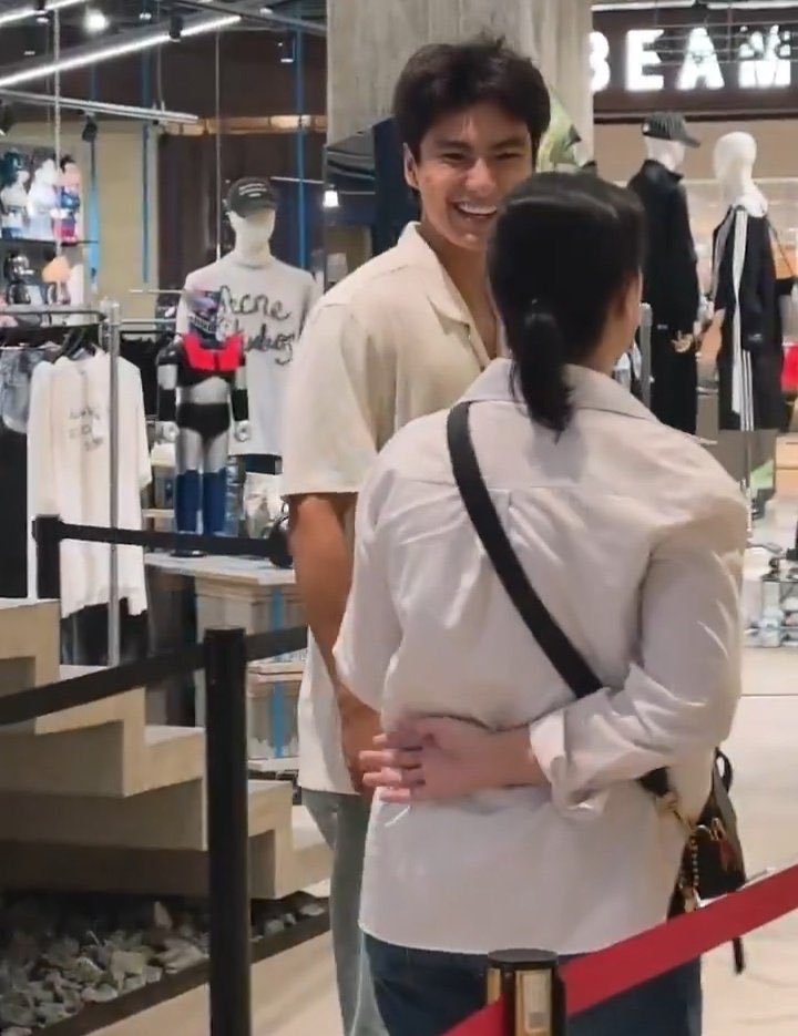 Ohmlotusnnn's tweet photo. 😆His Apple hair🍎gone~now looks like a college sweetheart🤭🧡！

#Ohmpawat 🧡 https://t.co/CGgjN0CxwG