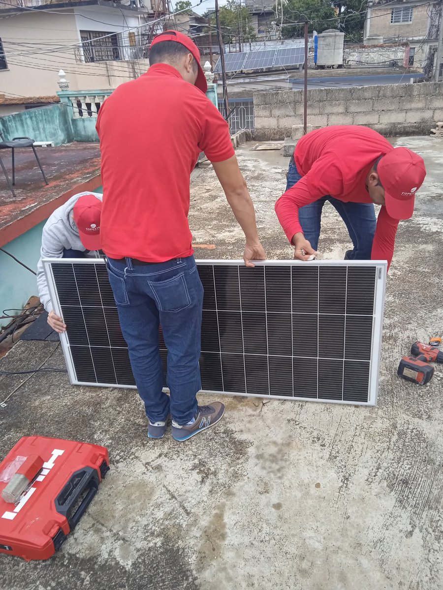 En #Cuba las energías renovables se imponen como garantes de soberanía, de ahí que varias familias artemiseñas hayan sido beneficiadas con "la moda de los paneles".  Yulieski, Roxana, Yanelys, Diosdado y Caridad hoy agradecen esta ayuda. Sus historias 👇
goo.su/hHw3m3a