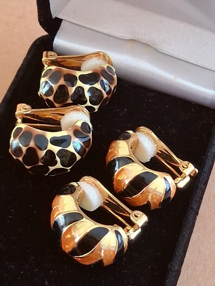 renaissancefai's tweet image. Vintage Kenneth Jay Lane Animal Print Enamel Clip-On Earrings, Black &amp;amp; Caramel Leopard Print, Gold Tone, KJL Statement
etsy.com/listing/446265…?
#earrings #clipon #vintage #animalprint #enamel #2pair #leopardPrint  #KJL #KennethJayLane #kennethLane #designer #signed #80s