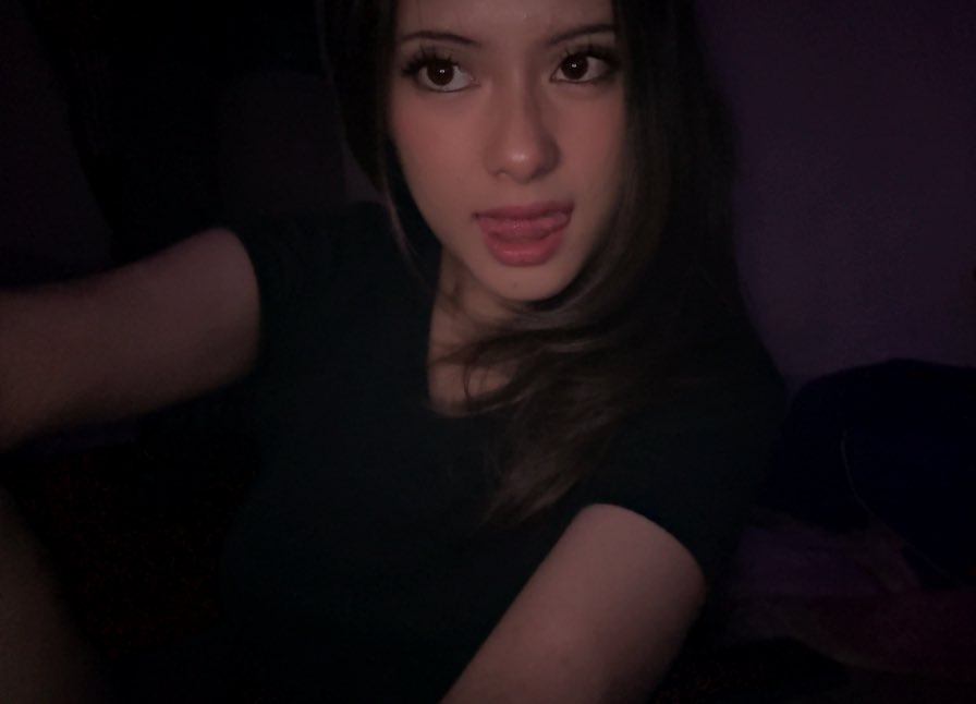 guess who just decided to learn a new makeup style. 😶‍🌫️