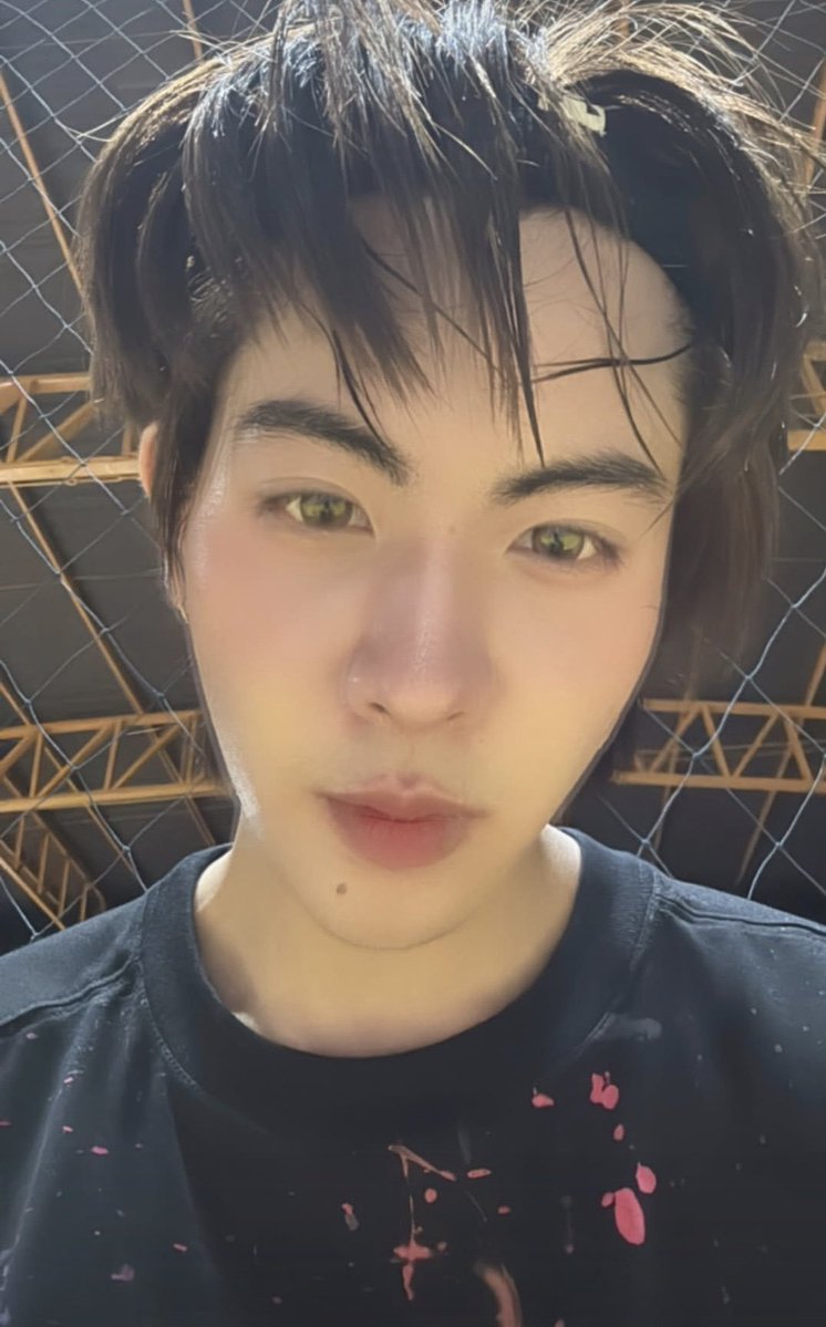 นี่เฟิร์สหรออออ โอ้วววววววววจิ๋วนั่งแบบเด่กซนมาก 5555555555 อยากเกิดทันตอนจิ๋วไปเล่นกีฬาแล้วลงตอรี่บ้าง 5555555