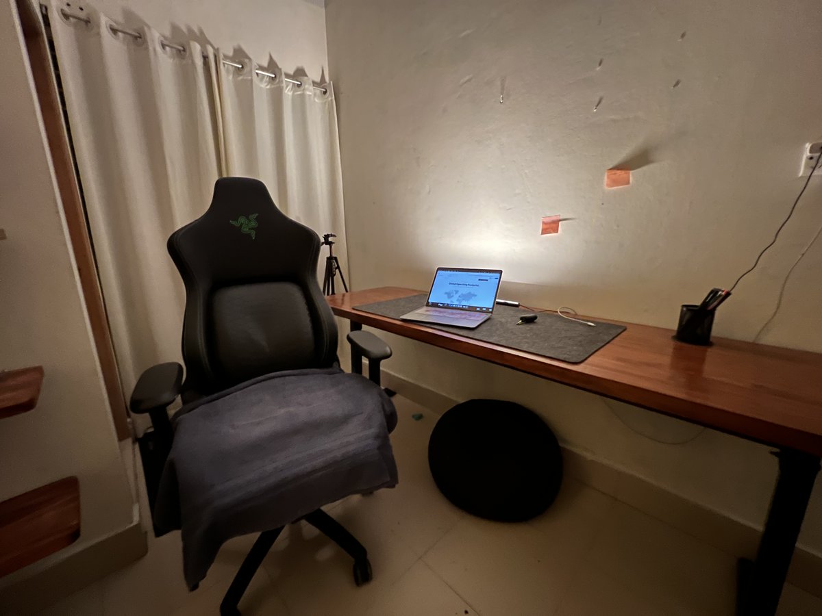 Discipline is not loud.
It looks like this.

→ One clean desk
→ One screen
→ One chair
→ No distractions
