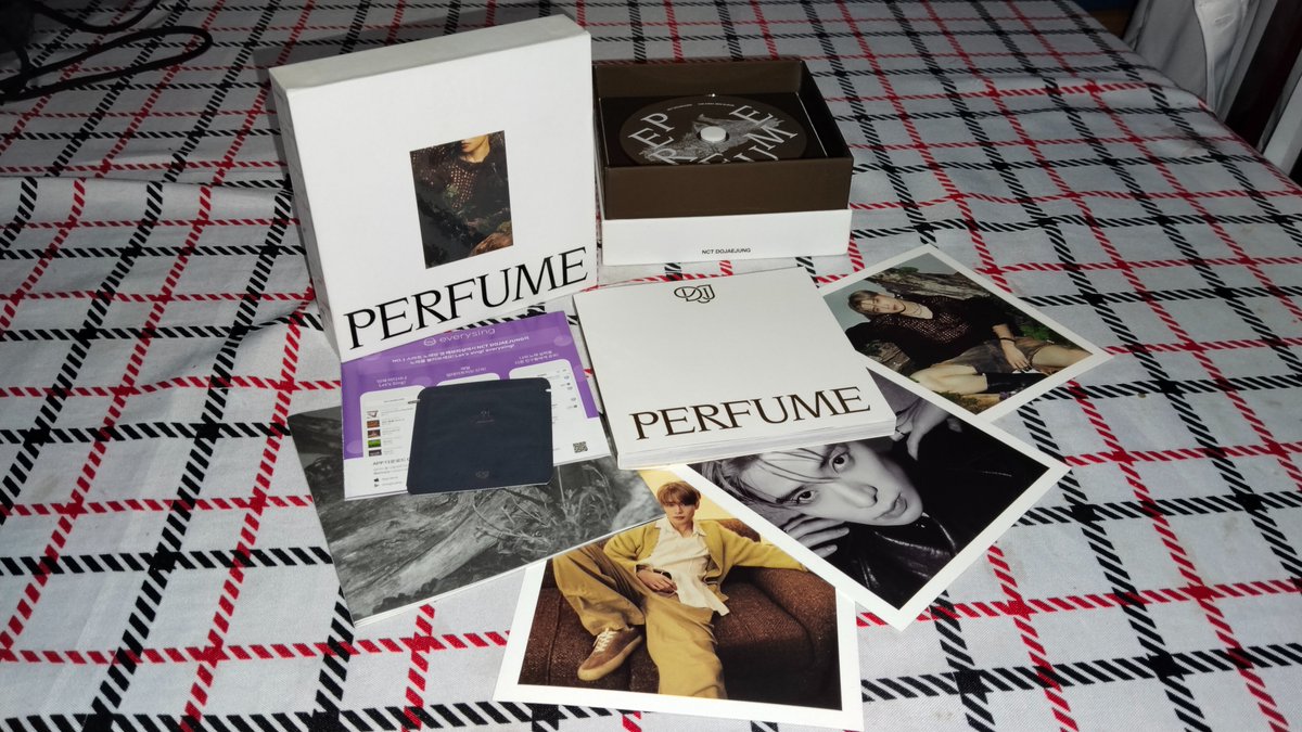 Feedback positivo para <a href="/_flower/">Danielle Veitch</a>.winkie (insta) , que me vendeu esse box de Perfume do Jaehyun, extremamente lindo, ainda não tive coragem de abrir o frasquinho sksksk. Amei essa compra❤️