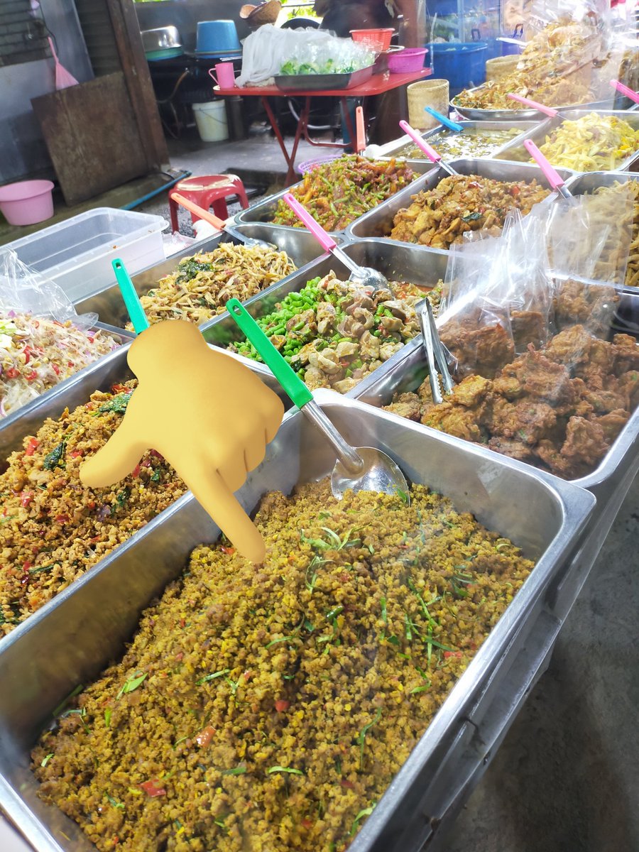 Akbkk5's tweet photo. 赤いおかずもそうだけど､黄色いおかずも火を吹くレベルで辛いのがあるので注意🔥

ちなみにこちらは｢クアクリン｣と言うドライカレー風の激辛タイ南部料理 https://t.co/od3C4paDRu