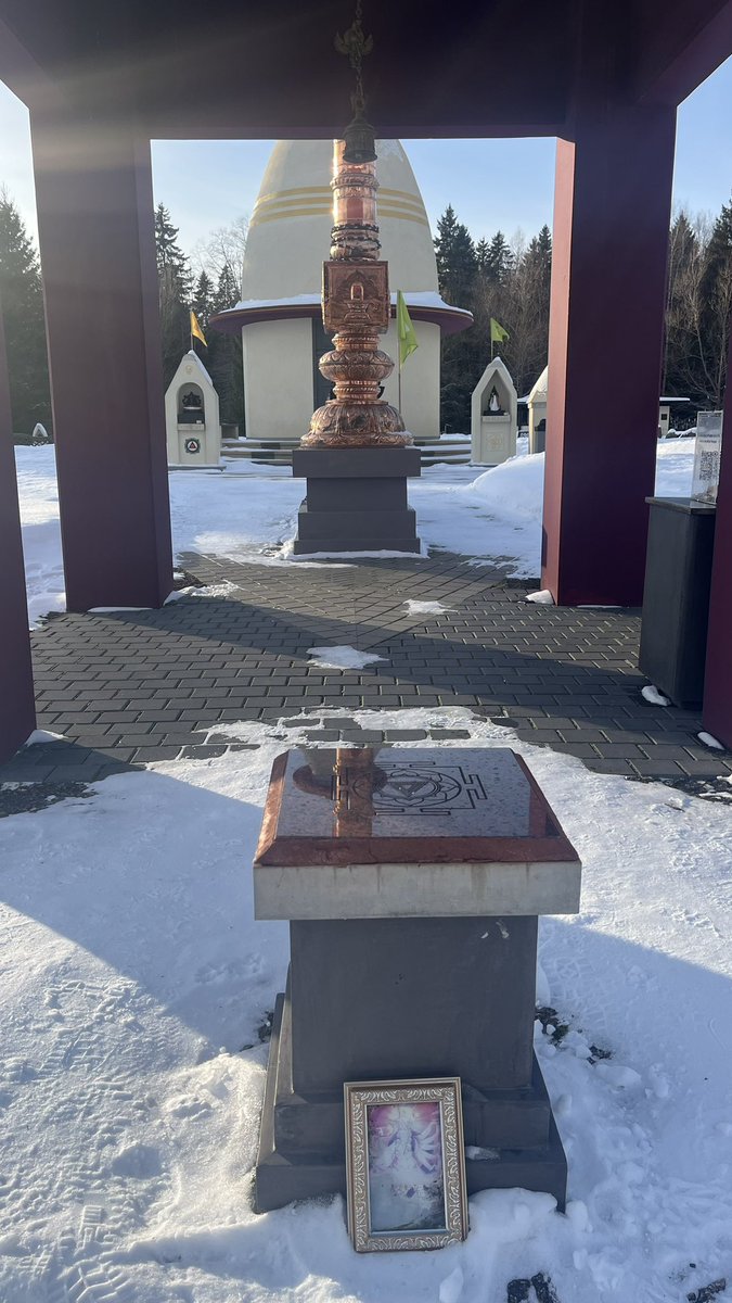 VoticEmo's tweet image. snuck into a hindu commune in the middle of nowhere