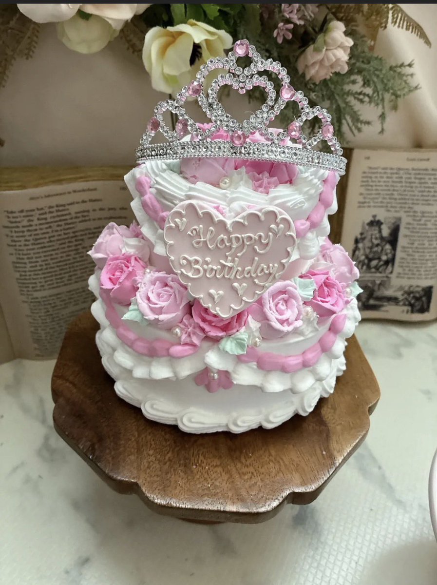 クレイケーキ】 ピンクと白を基調に、バラモチーフのクレイケーキを