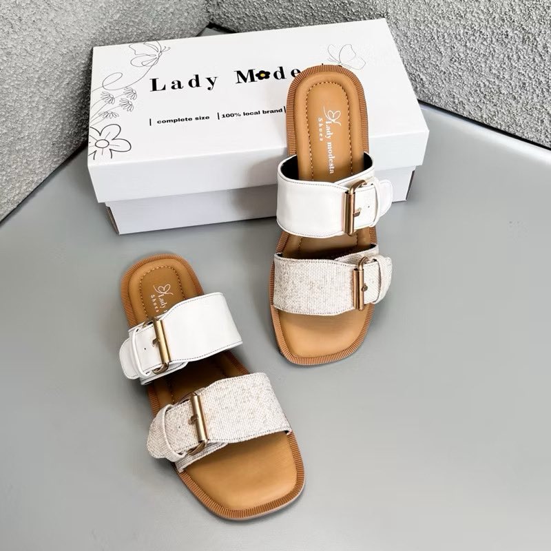 “Sandal pilihanku, versiku sendiri.”

Buat orang lain mungkin cuma sandal biasa.
Buatku? Harus yang nyaman, enak dipakai lama, dan tetap enak dilihat.

Simple tapi bikin pede.
Karena ternyata, hal kecil kayak sandal pun bisa nunjukin siapa kita.

My style, my choice ✨