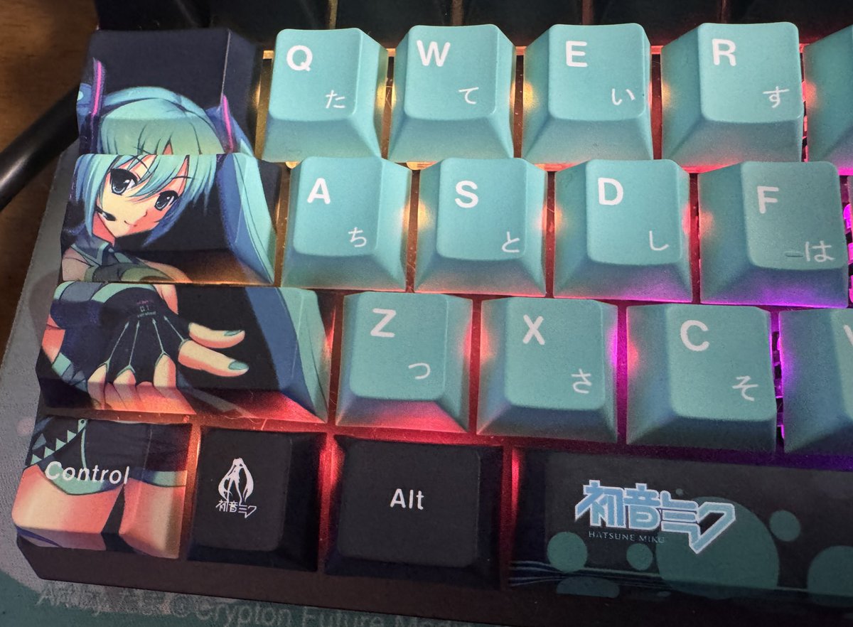 キーボードの端のミクちゃん！