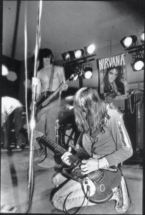pillolerock's tweet image. il 25 febbraio 1989 i Nirvana fanno
il loro debutto dal vivo, esibendosi
all'Husky Union Building dell'Università
di Washington a Seattle, suonando
“Negative Creep”.
#Nirvana #pillolerock