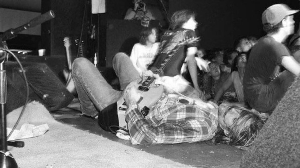 pillolerock's tweet image. il 25 febbraio 1989 i Nirvana fanno
il loro debutto dal vivo, esibendosi
all'Husky Union Building dell'Università
di Washington a Seattle, suonando
“Negative Creep”.
#Nirvana #pillolerock