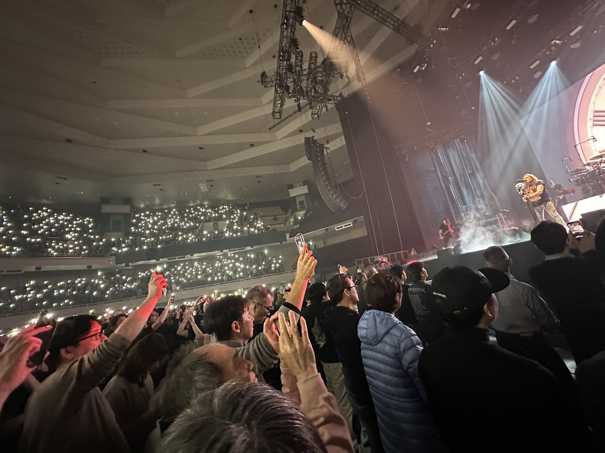 KinpatsuKomeya's tweet photo. Dream Theater武道館お疲れ様でした！！
ポートノイ復活を体全体、鼓膜全体で感じる素晴らしいライブでした✨ツーバスに揺さぶられた…！

最初は不安定な気がしたラブリエも「The Mirror」から急に調子を取り戻してそうそこ！っていう所で高音が伸びていました。

嬉しかったのは同じブロックの前の席に岸博幸さんがいらして快く撮影に応じてくれたこと！

僕にも会場でたくさんお声掛けいただきありがとうございました🙏また明日！
#DreamTheater