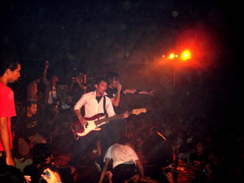 qouramdhani's tweet photo. Punk Rawk Show! 
Pankreas 6 pada masa putih abu.
Teu ngira bisa ngadain acara cadas seperti ini  😅 https://t.co/0lT9YB0fge