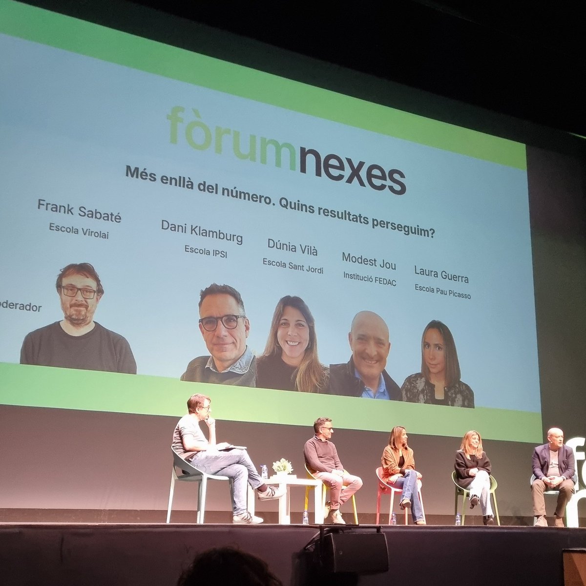 yolandam136's tweet image. Aportacions inspiradores d' @andreafuentes83, Iris Tió, i referents d'escoles @ModestJou @EscolesFEDAC
Replantejar l'escola, el vincle, la confiança, la comunicació, el procés de regulació i feedback (...) tindrà #sentit només si som fidels als nostres principis i valors.