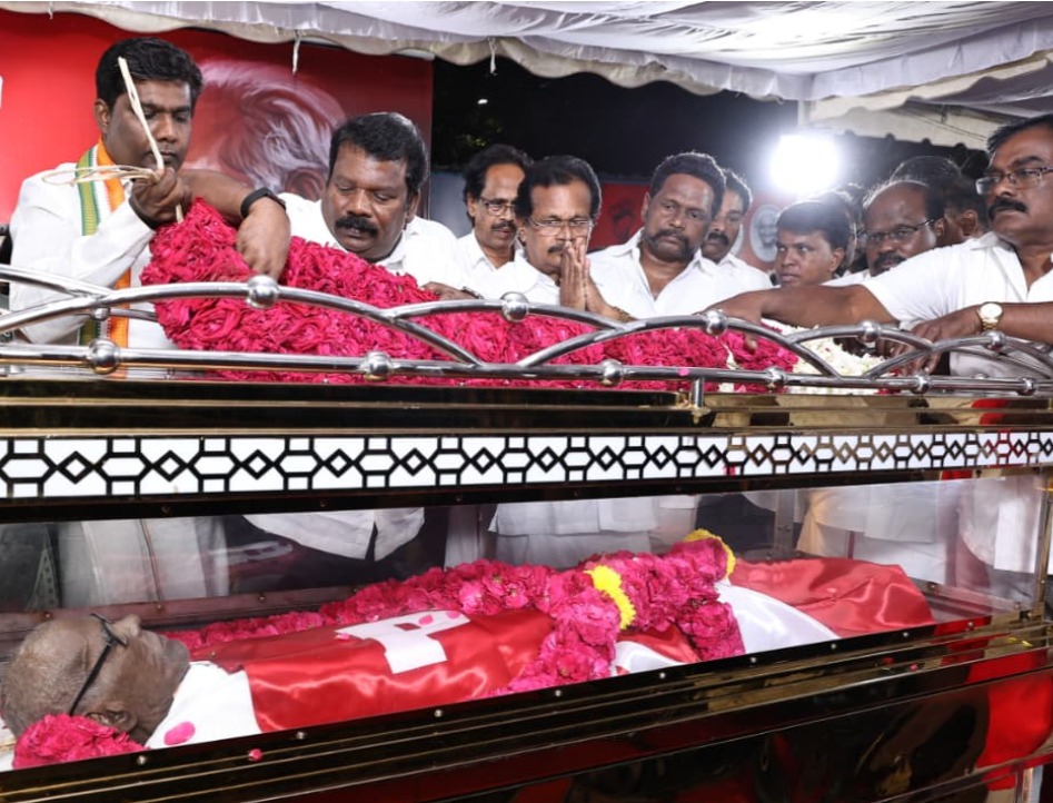 SPK_TNCC's tweet photo. சென்னை, தியாகராய நகரில் உள்ள சிபிஐ அலுவலகமான பாலன் இல்லத்தில் வைக்கப்பட்டிருக்கும் மதிப்பிற்குரிய தோழர் ஆர்.என்.கே என்றழைக்கப்படும் தோழர் இரா.நல்லக்கண்ணு அவர்களின் பூதவுடலுக்கு மாலை அணிவித்து இறுதி அஞ்சலி செலுத்தினேன்.

அஞ்சலி நிகழ்ச்சியின் போது, தமிழ்நாடு காங்கிரஸ் அமைப்புச் செயலாளர் திரு.செ.ராம்மோகன், சென்னை மாவட்ட காங்கிரஸ் கமிட்டிகளின் தலைவர்கள், வழக்கறிஞர் கீ.சு.குமார் மற்றும் காங்கிரஸ் நிர்வாகிகள் கலந்து கொண்டார்கள்.