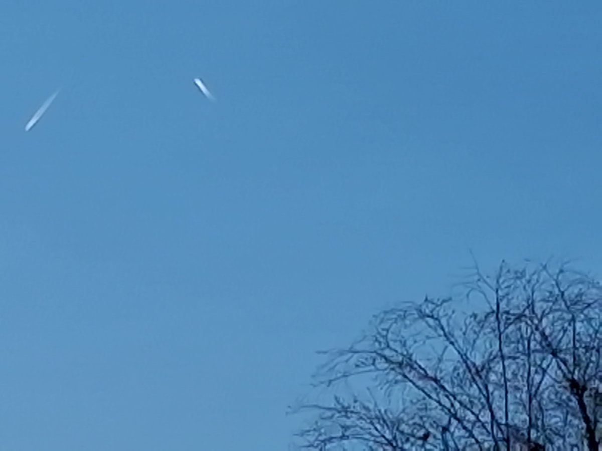 TrailHawkCamp's tweet image. Contrails on the left, evaporate

Chemicals on the right, do not.