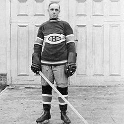 Billy "Wild Beaver" Coutu was known for his fiery temper on the ice.
He was once given a record 42 penalty minutes in a single period.
After he attacked a referee, he was banned for life from the NHL.
This is his story.

🧵 1/10