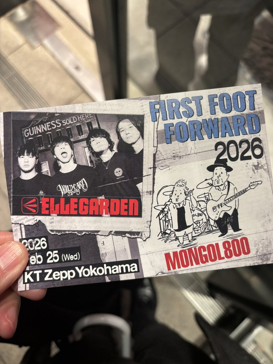 FYORFvYugpZSCqw's tweet photo. エルレ×モンパチ②

細美さん
「俺も最近、そろそろ最後ですとか言って、終わります詐欺みたいなことやってるんだけど、���もこれは本当で、オレはいつだって次が最後だ、このライブが最後だってくらいの思いでやってる。」

「始まりがあるものには、必ず終わりがある。クライマックスのスタートには、どうしてもモンパチとやりたかった。これから全力でいくから、みんなシートベルトしめてついてこいよ」

アンコール
「���動再スタートしてから、アンコールになるといつも高橋が"虹やりたいっす"っていうから、ずっとアンコールは虹をやってた。でもたしかに、この曲の歌詞を改めて見ると、この曲は大切だなと思った。」
からの♪虹🌈

「昔、トシローとかKJと、キヨサクもいて、みんなで飲んだくれてるときに、だんだんスイッチ入って"おらかかってこいよ！お前なんか3秒で倒してやるよ"みたいになったときに、キヨサクが座りながら"細美さん。今のあんたカッコ悪いよ"って言われて、おれもキヨサクに言われると正気に戻っちゃうから"ゴメンゴメン"とか言いながら謝ったことがある。それ以来、お酒でやらかすことは減ったんだけど、改めてホントに思った。みんな、自分のことを怒ってくれる友だちって大事だぜ」

キヨサクさん登場

「細美さん。今���のあんたカッコいいよ」
2人がハグ
「ミュージシャンにとって、神が降りてくる瞬間ってあるとしたら、それはすげえいい曲ができた時だと思う。小さな恋のうたは、神様がくれた曲だと思うの」

ラストみんなで「小さな恋のうた」を大合唱

一度終わるも、細美さんが
「ごめん、もうちょっとだけやらせて」
で"夢ならば覚めないで〜"からまたみんなで歌う。

一切終了し、メンバーが下手にはけるなか、キヨサクさんがまた小声で"夢ならば覚めないで〜"とボソボソ歌いながら出ていって、ステージにだれもいなくなったあと、その続きを会場のみんなで歌って
"ひびけ恋のうた！"
で本当に終了👏

とにかく、最高の時間でした✨
モンパチ、エルレ、本当にありがとうございました！！

ちなみに会場限定Tシャツは急遽でつくったので、300枚しかなかったそうです🤫

#ELLEGARDEN
#モンゴル800
