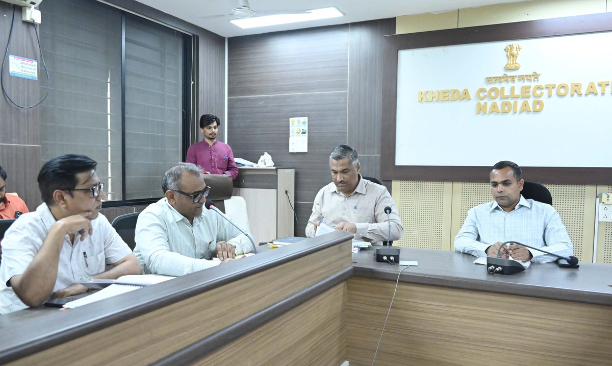 આવતીકાલ તા.૨૬-૦૨-૨૦૨૬ થી જિલ્લાના ૧૭૩ પરીક્ષા કેન્દ્રો ખાતે યોજાનાર ધો.૧૦ અને ૧૨ સામાન્ય પ્રવાહ અને વિજ્ઞાનપ્રવાહની બોર્ડની પરીક્ષાના આયોજનબદ્ધ કામગીરી અને  સુચારું આયોજન સુનિશ્ચિત કરવા આજરોજ સમીક્ષા બેઠક યોજવામા આવી.