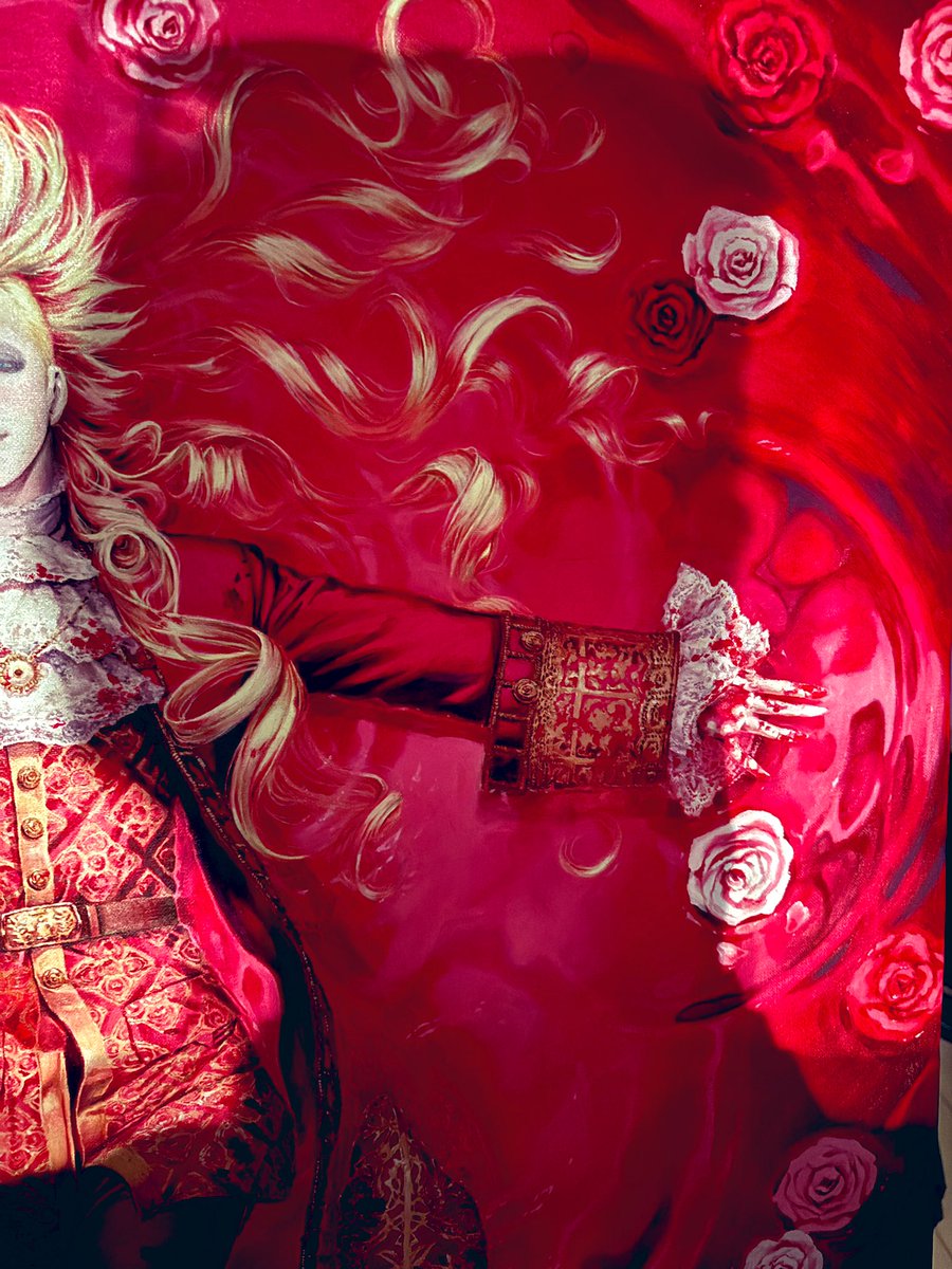 I am painting an all red painting.🌹