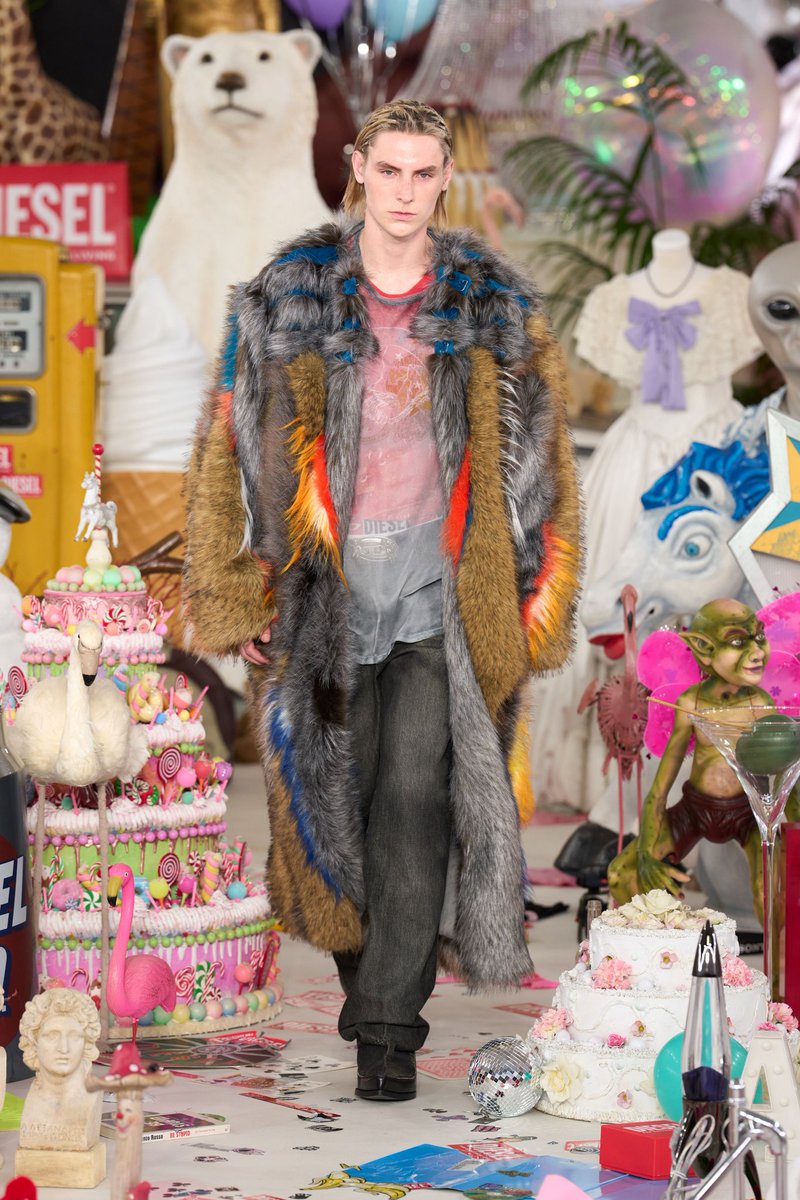 laureanodelabri's tweet photo. PRECIOSO lo de Glenn Martens para Diesel https://t.co/yNbY3TK4PK