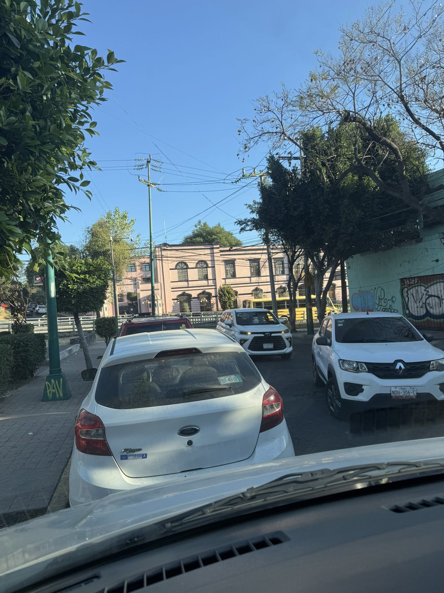 SerchLuna_77's tweet photo. @UCS_GCDMX se agradecería personal de tránsito exactamente en ese punto, los autos se meten en sentido contrario para evitar la vuelta https://t.co/rMqdwOQRZZ
