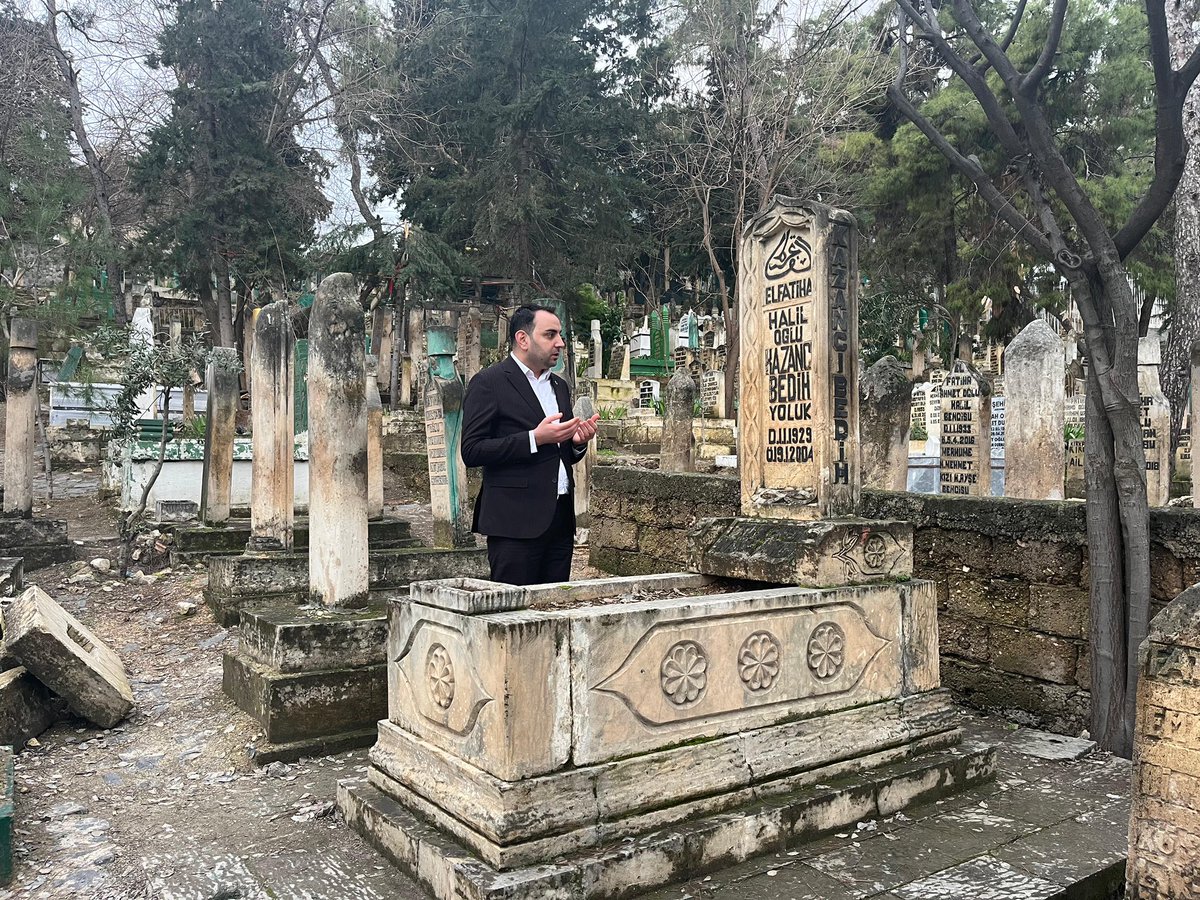 orhangazikrakas's tweet photo. “TÜKENDİ NAKD-i ÖMRÜM”

Mütevazi ve örnek duruşuyla bizlere örnek olup gönlümüze giren, Şanlıurfalı hemşehrimiz ve sıra gecesi geleneğinin önemli ustası Kazancı Bedih’in kabrini ziyaret ettim.

Rabbim kendisine ve tüm geçmişlerimize rahmet eylesin. https://t.co/0Ds8ApQ8Fu