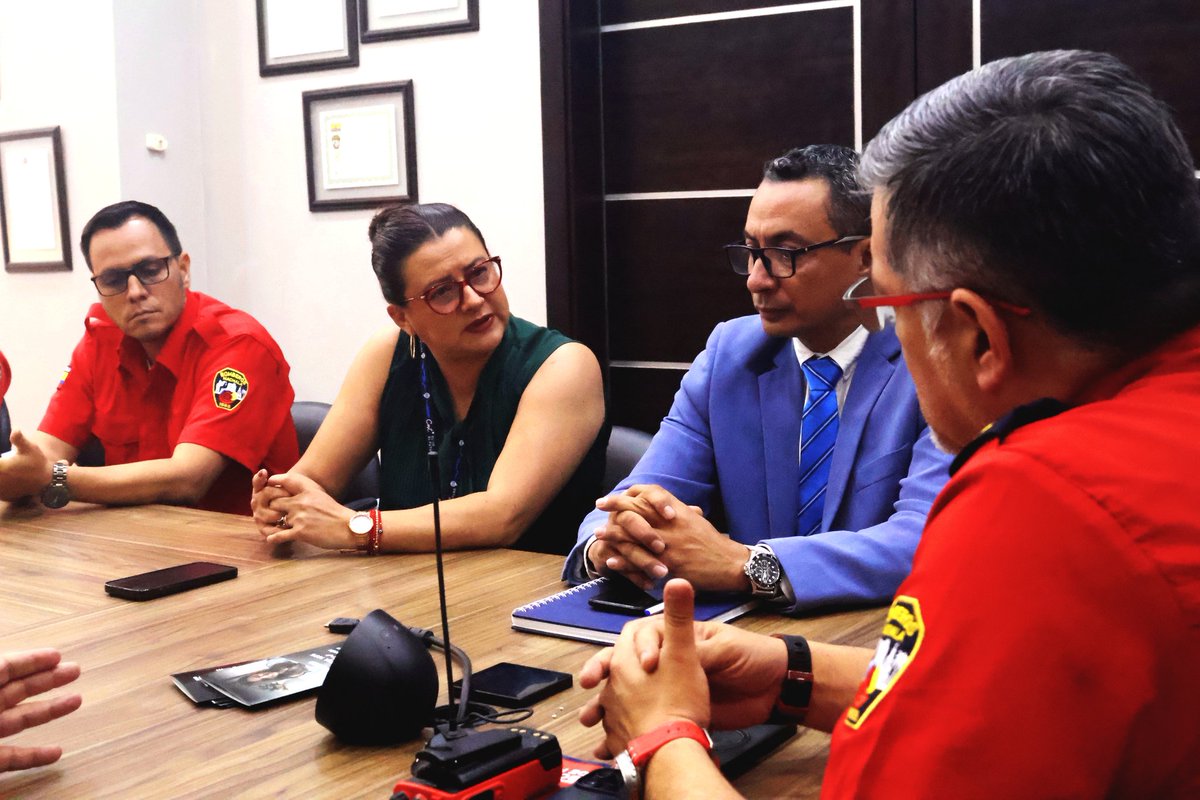 CNTinforma's tweet photo. El gerente general de @CNT_EC mantuvo una mesa de trabajo con autoridades del Cuerpo de Bomberos de #Machala y delegados del @ECU911_.
Escuchamos sus necesidades para brindarles soluciones de primer nivel en conectividad, seguridad de datos e infraestructura tecnológica. 📡🛡️ https://t.co/sBwjQ3UkHY