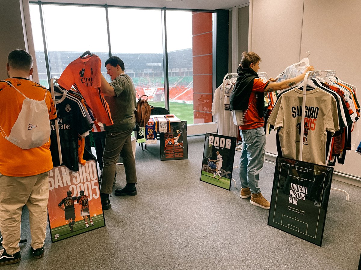 JKopcik's tweet photo. Fantastyczny @kits_up w Tychach za nami. Miniona sobota stała pod znakiem koszulkowo-piłkarskiego święta. A my, oprócz plakatów i naszych t-shirtów, pierwszy raz przywieźliśmy też koszulki piłkarskie. Było mega! Dzięki 🤩 https://t.co/jf4rb3dqDB