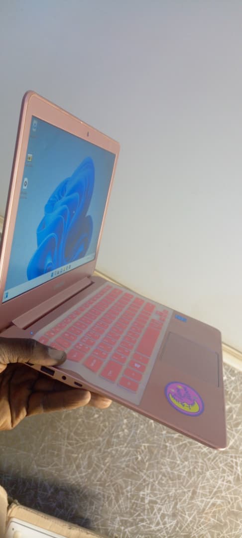 Onway20's tweet photo. Samsung 910s (very slim ) 

Processor: intel
Ram:4gb
Ssd:128gb 
Size:13 inches. 
Charger✅

Bonanza Price: 120k https://t.co/7UFbBnRg08